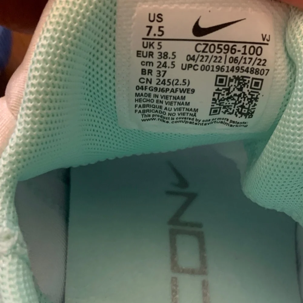 Nike womens Free Metcon 4- White and Black with Blue and aqua accents. New! - Picture 5 of 7